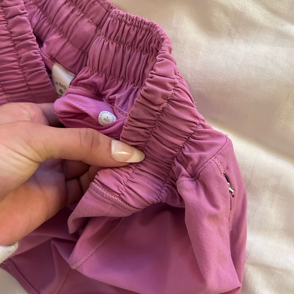 ❌SOLD❌ Lululemon Hotty Hot Short 2.5” in size 4! Great condition! - Picture 4 of 4